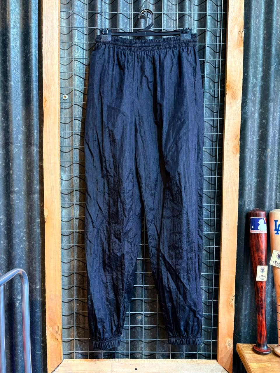 Pantalón rompevientos azul